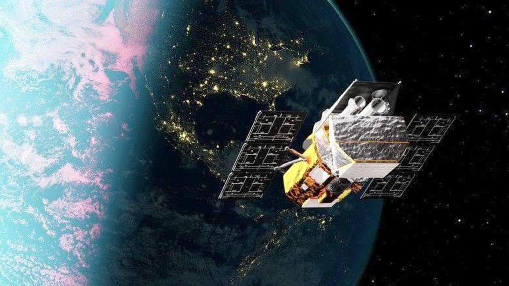 Nasa launches mission to save falling space telescope