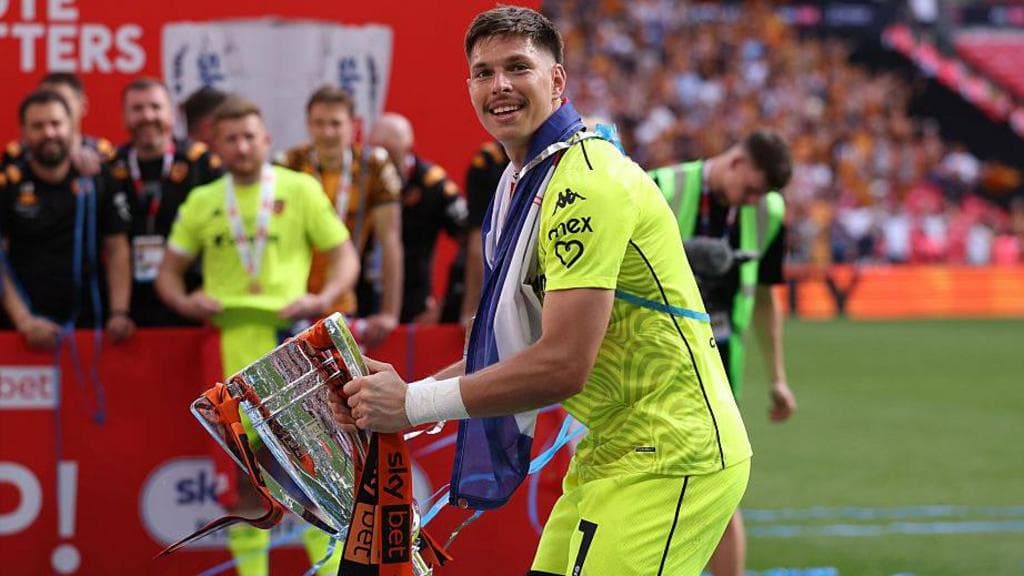 Hull sell two players hours before deadline to avoid points deduction