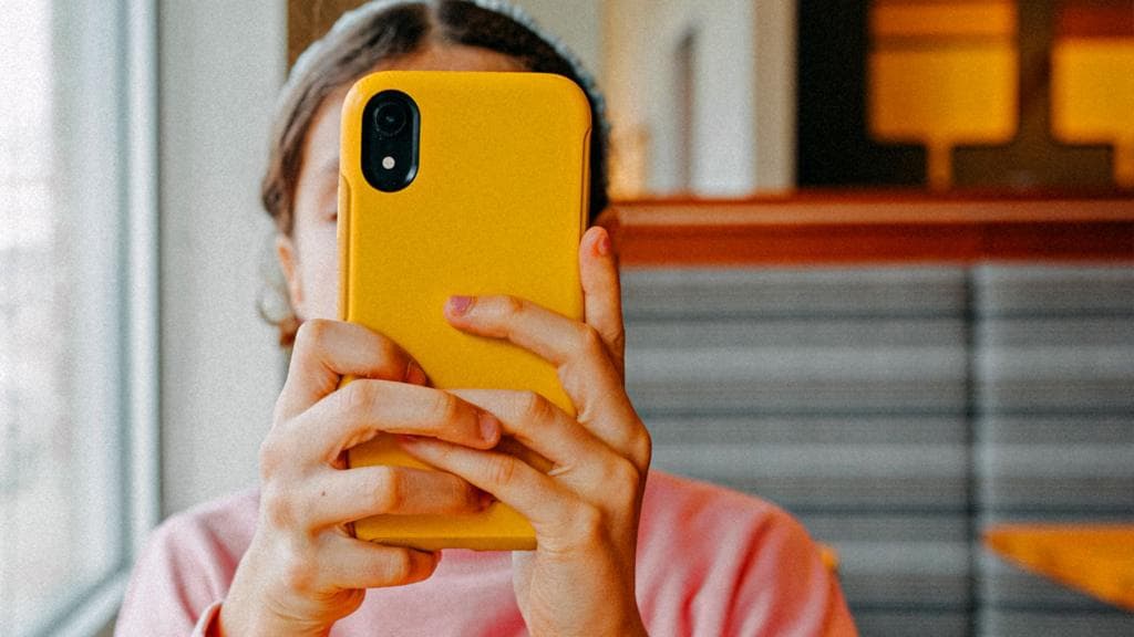 France passes law banning under-15s from social media