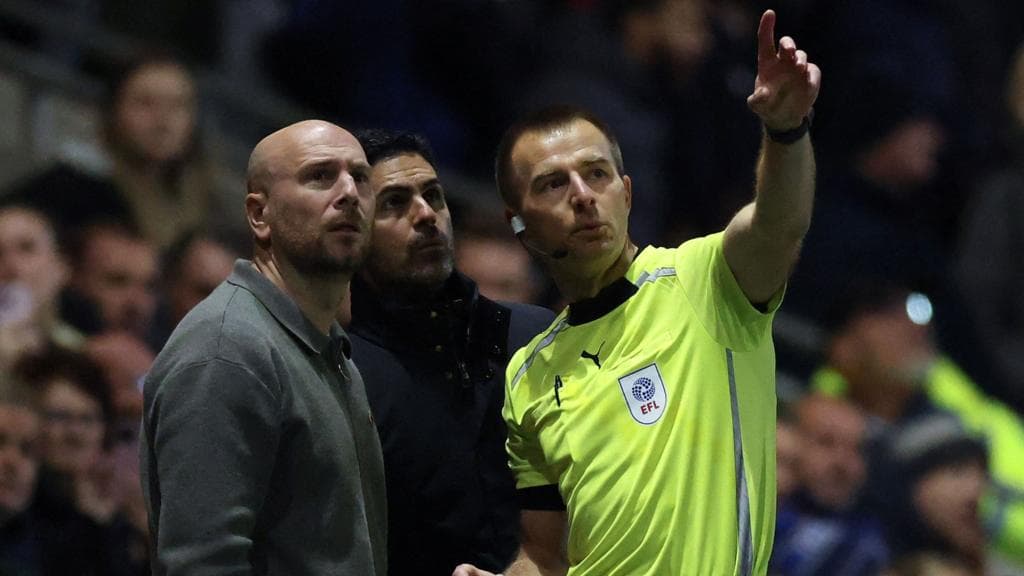 Fleetwood-Arsenal halted for eight minutes because of drone