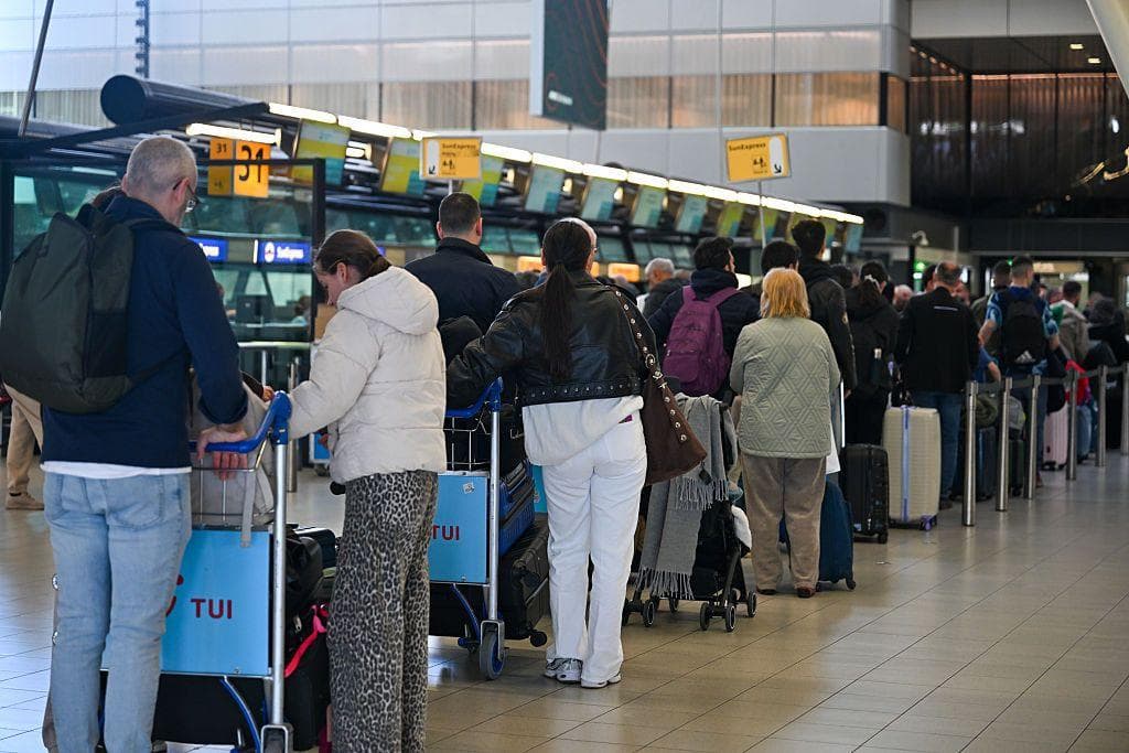Why are there holiday delay warnings over the EU's new border system?