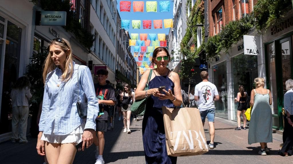 UK economy grows but experts warn of challenging months ahead