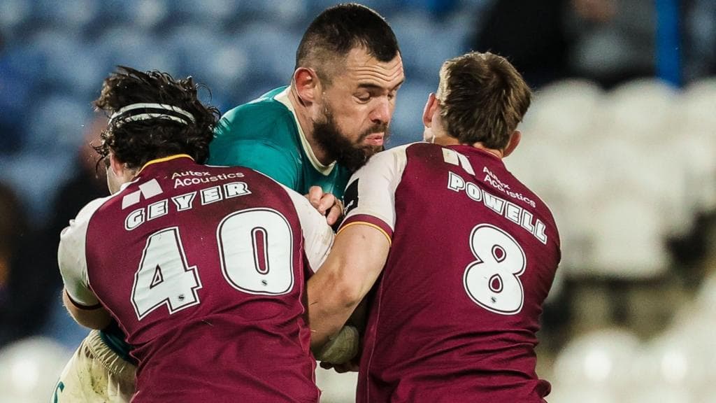 Saints hold off Giants to go top of Super League