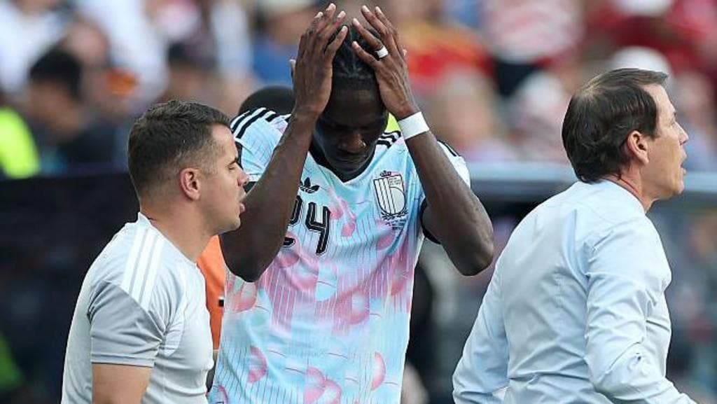Villa and Belgium midfielder Onana ruptures ACL on World Cup duty