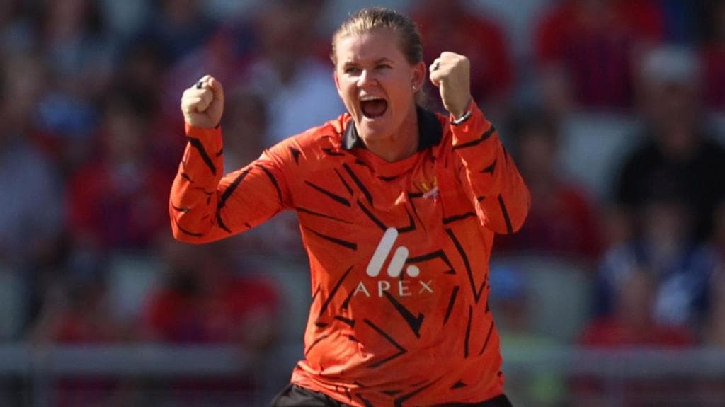 Sunrisers hammer Super Giants to reach knockouts