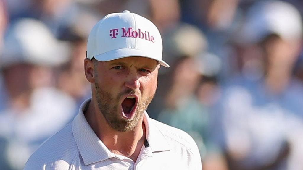 Clark blocks out noise to stumble to US Open title
