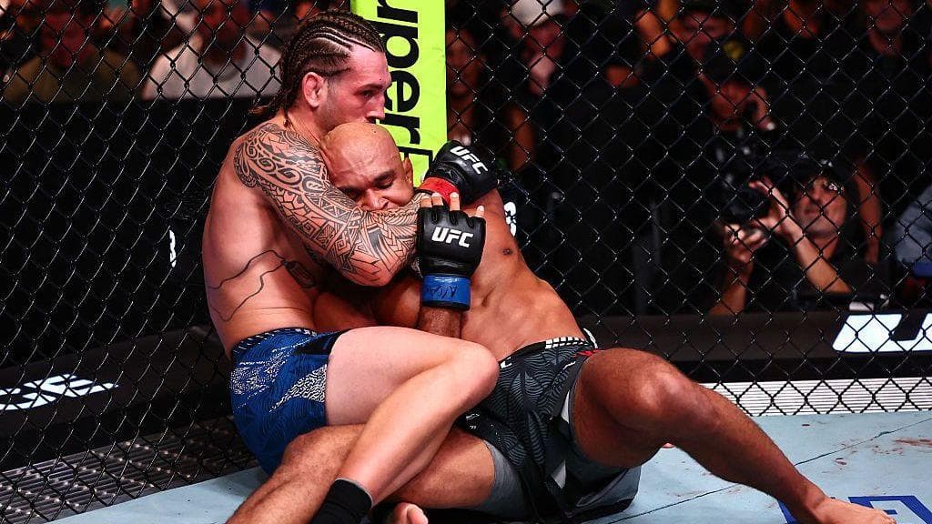 Allen submits Duncan to derail Briton's title hopes