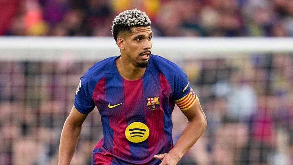 Liverpool close to signing Barcelona's Araujo on loan
