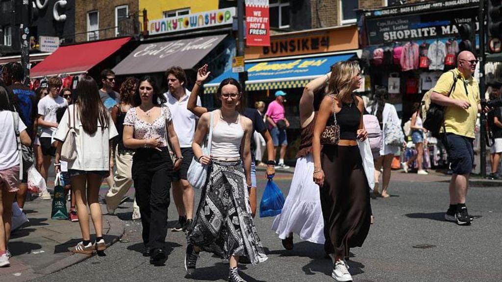UK economy grows between April and June but experts warn of challenges in coming months