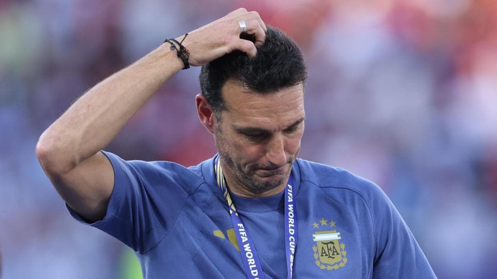 Argentina boss Scaloni leaves news conference in tears talking about his future