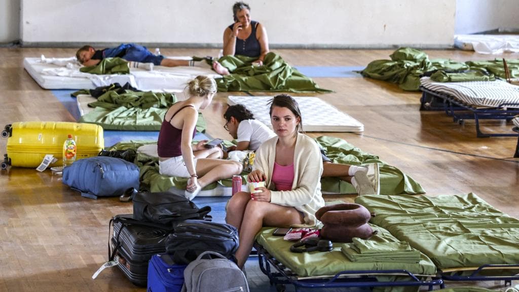 Thousands evacuated in Crete but Spanish PM ends wildfire emergency