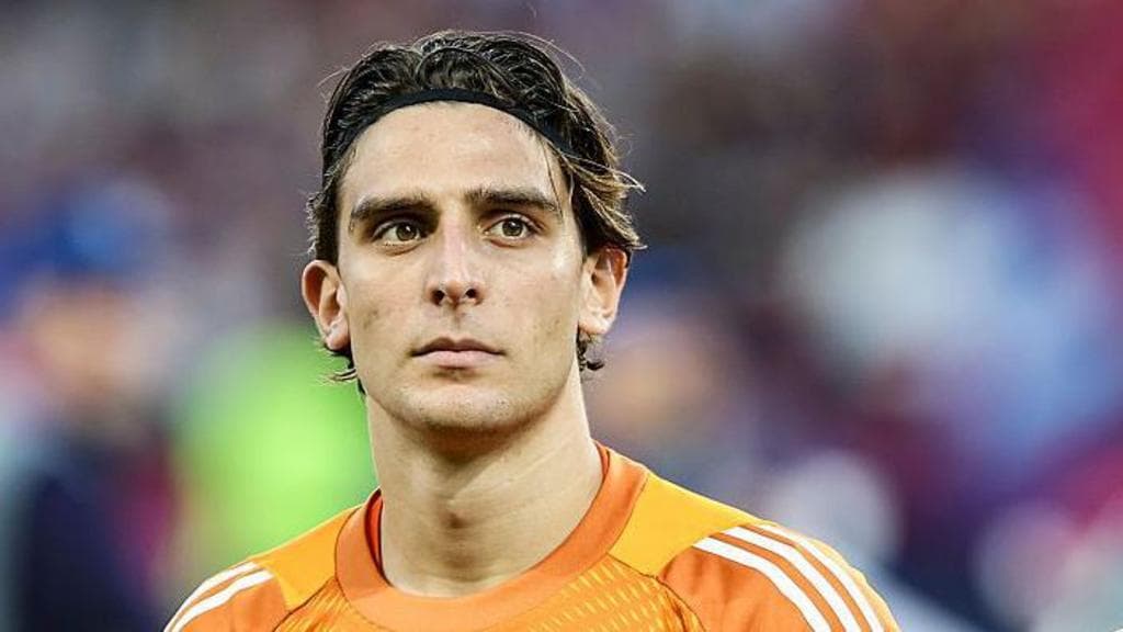Hull sign goalkeeper Tzolakis for club record fee