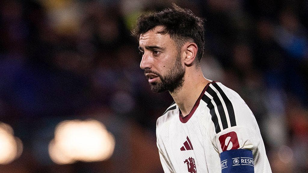 Fernandes to stay captain as Rooney calls Man Utd players babies