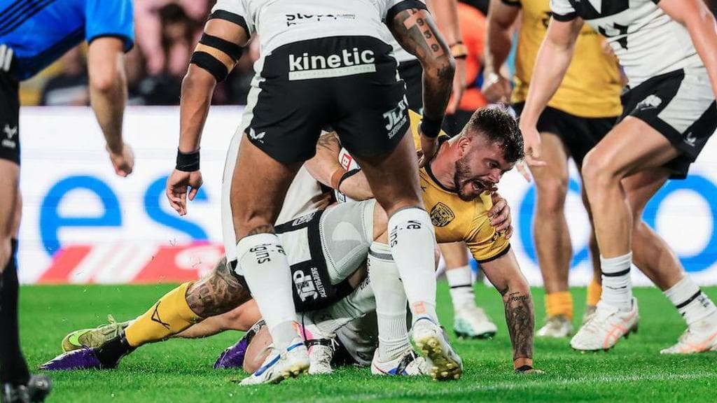 Castleford shrug off coach problems to beat Hull