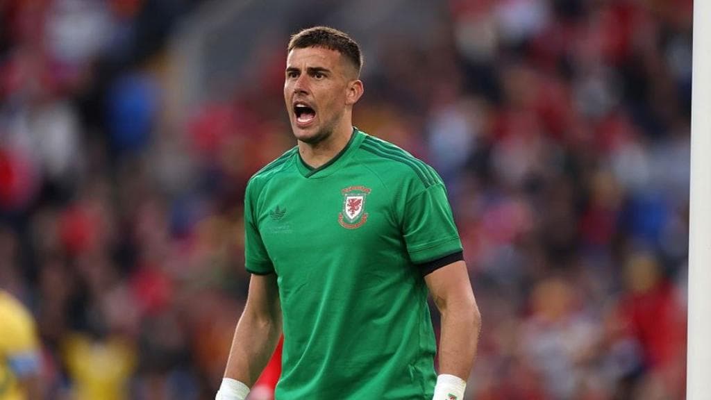 Darlow joins Man Utd after Leeds exit