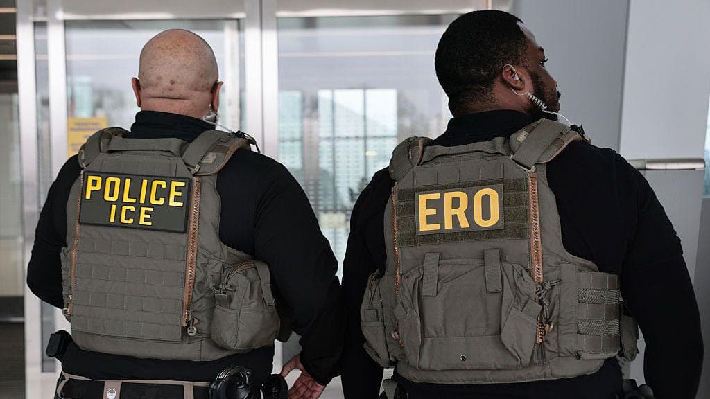 US immigration officers to be equipped with gloves that deliver electric shocks