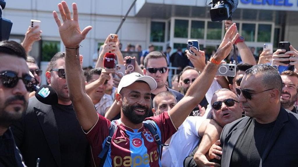 Salah mobbed at airport before Trabzonspor move