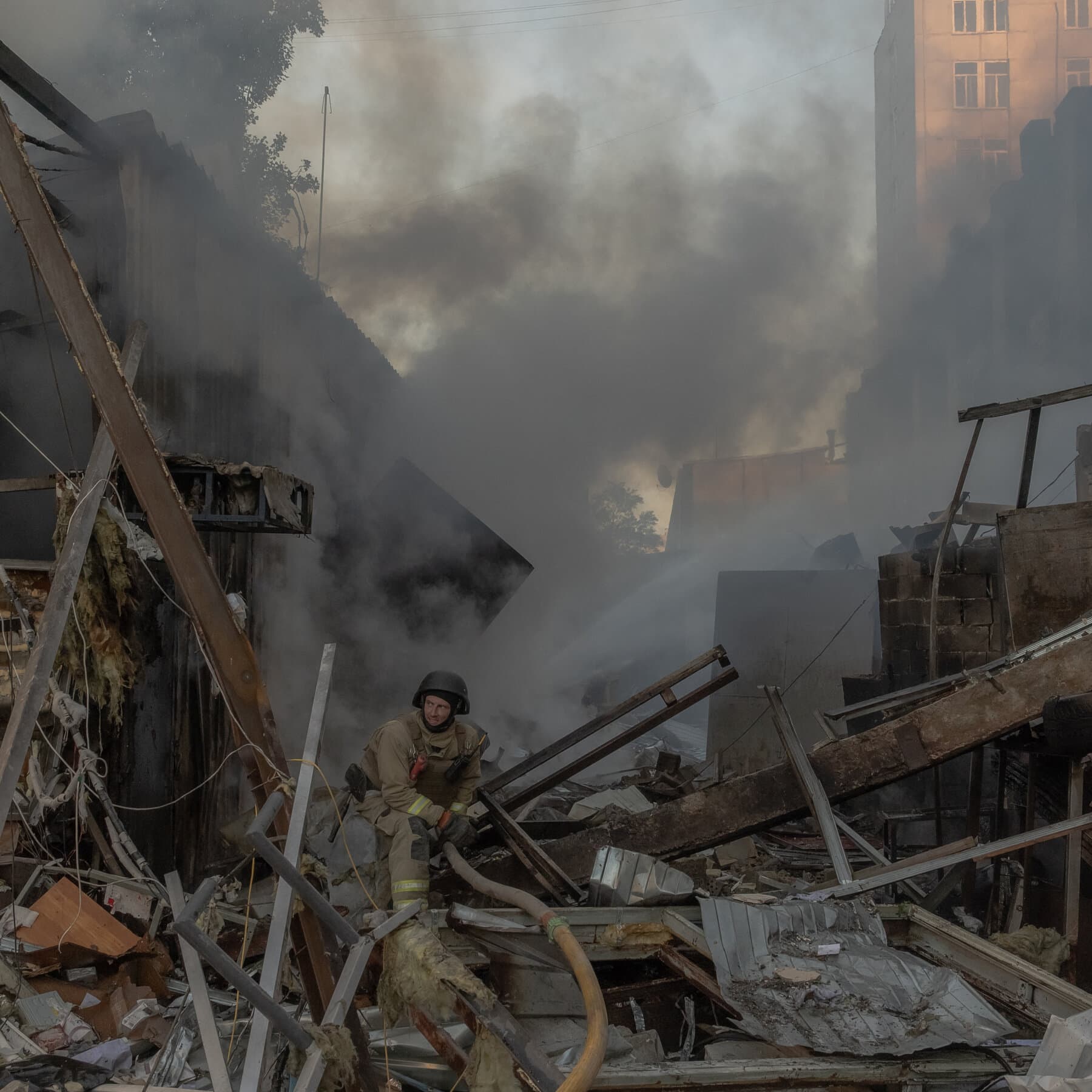Russia Launches Deadly Strikes on Kyiv After Threatening Ukraine for a Week