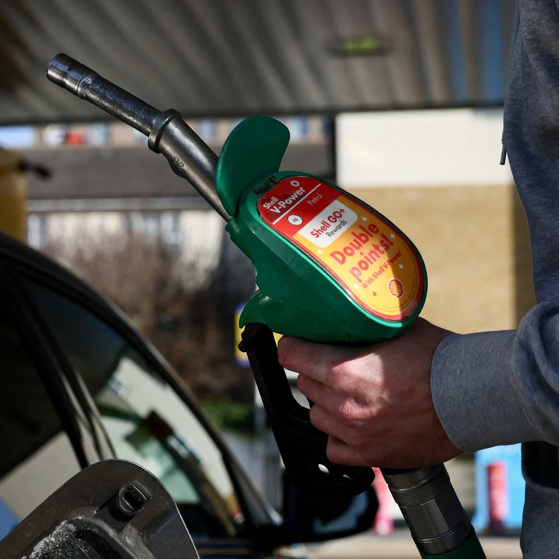 Oil Prices Fall as U.S.-Iran Deal to Reopen Hormuz Takes Effect
