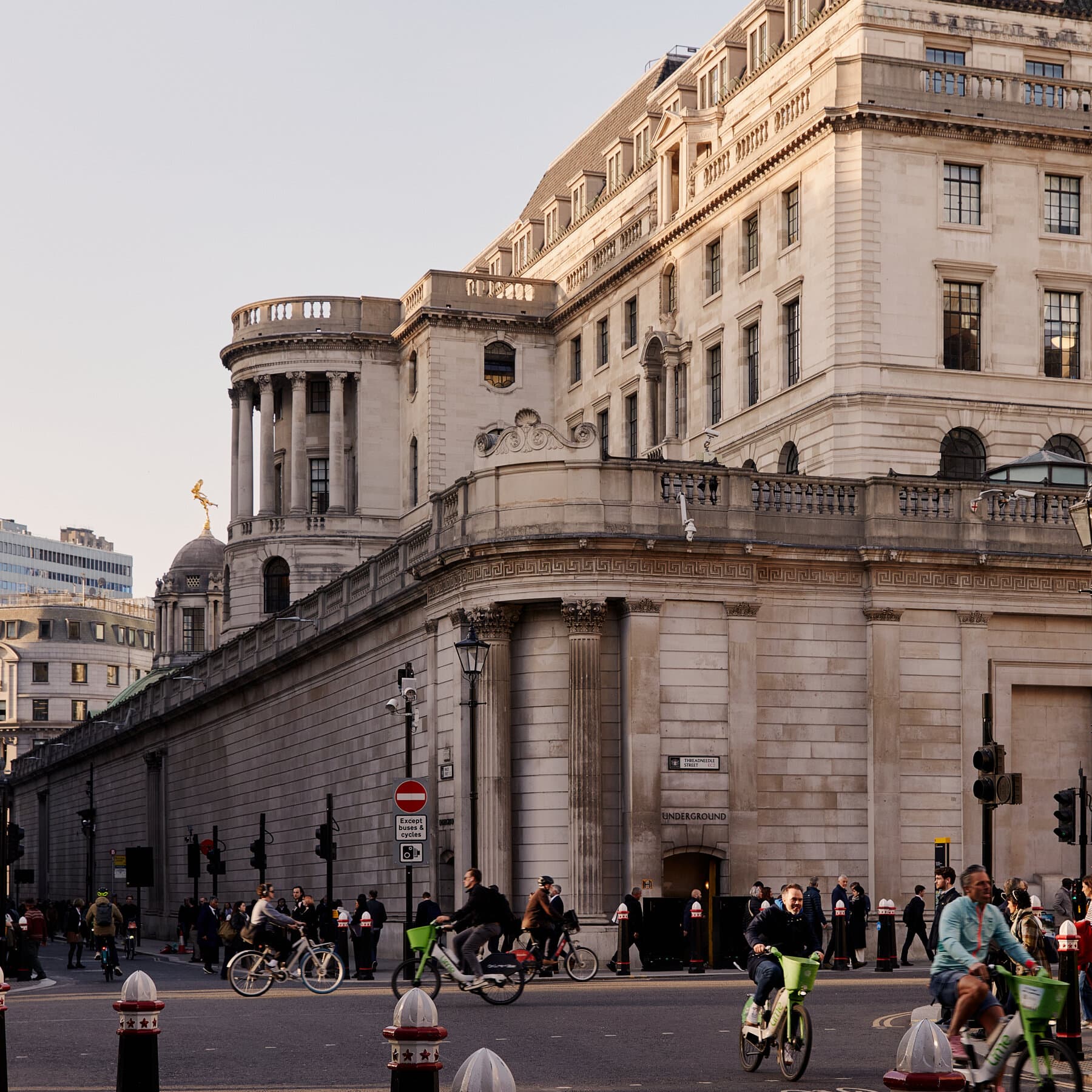 Inflation Will Linger Despite U.S.-Iran Deal, British Officials Warn