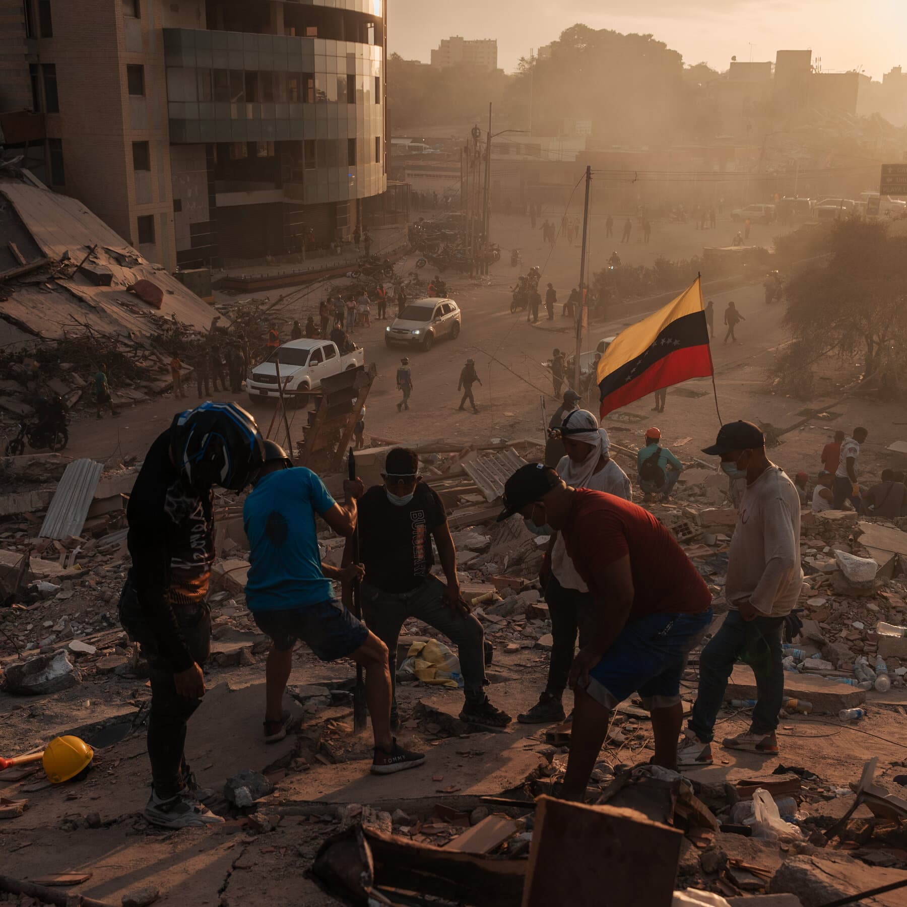 Venezuela Live Updates: Chaotic Rush to Help Victims Delays Some Rescues