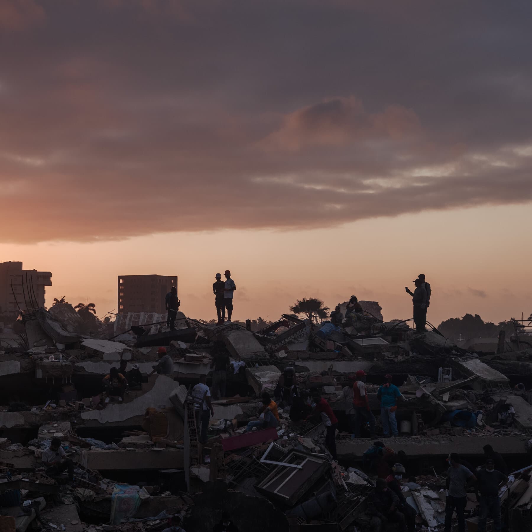 Venezuela Live Updates: Rescuers Battle Through Aftershocks in Search for Survivors