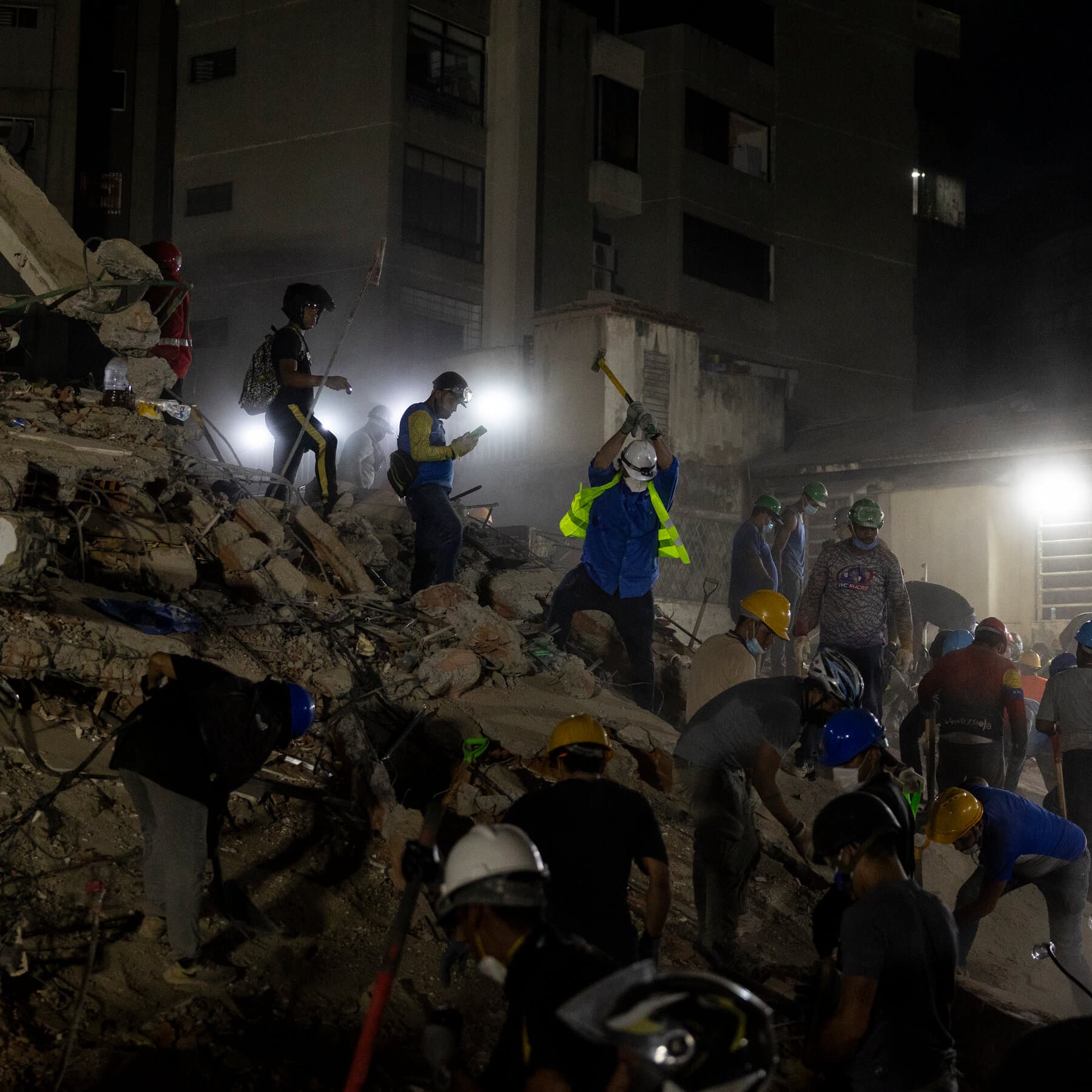 In Venezuela, a Community Comes Together to Search for Earthquake Survivors