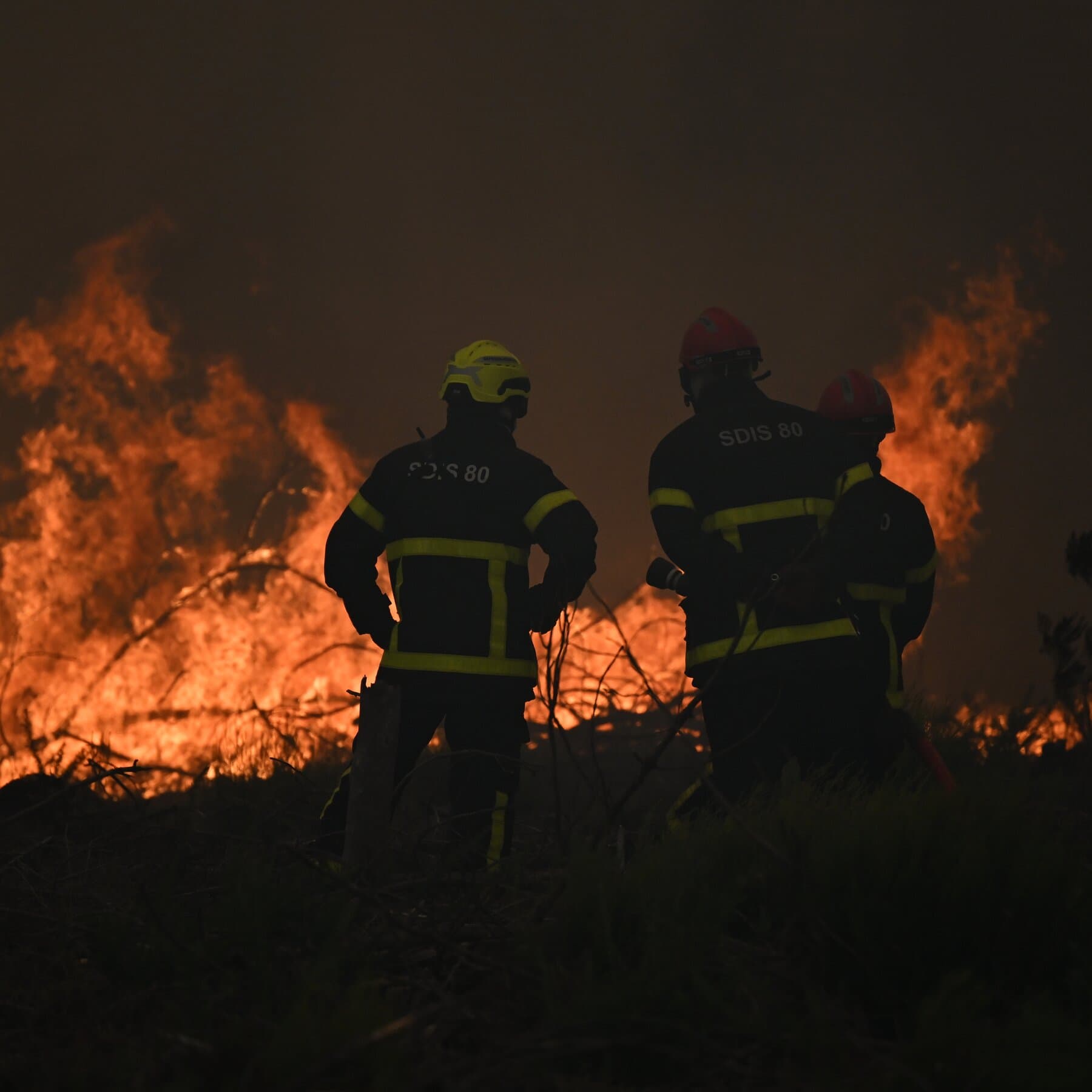 Live Updates: Hundreds of Thousands Flee as Fires Rage in Spain and France