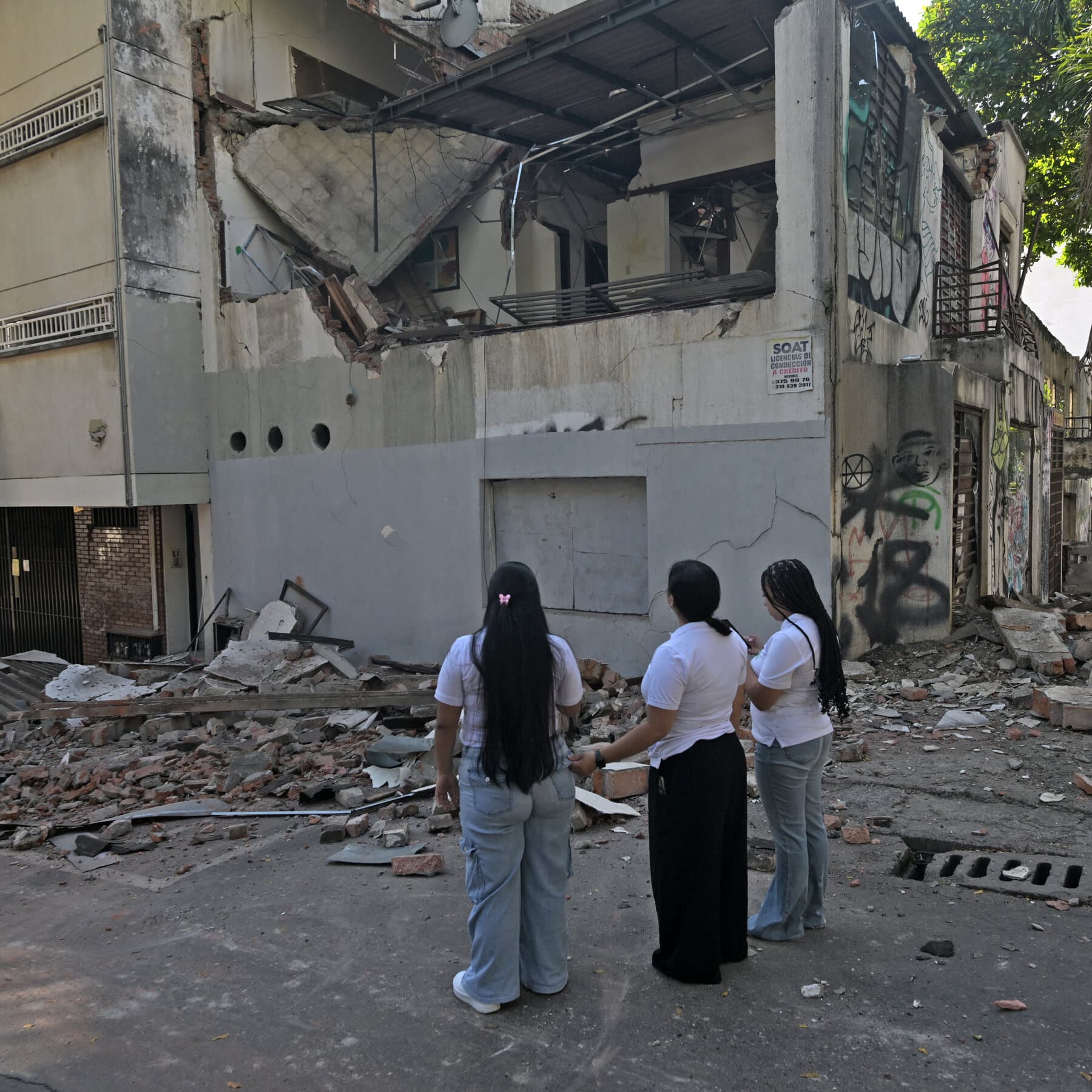 Powerful Earthquake Strikes Colombia