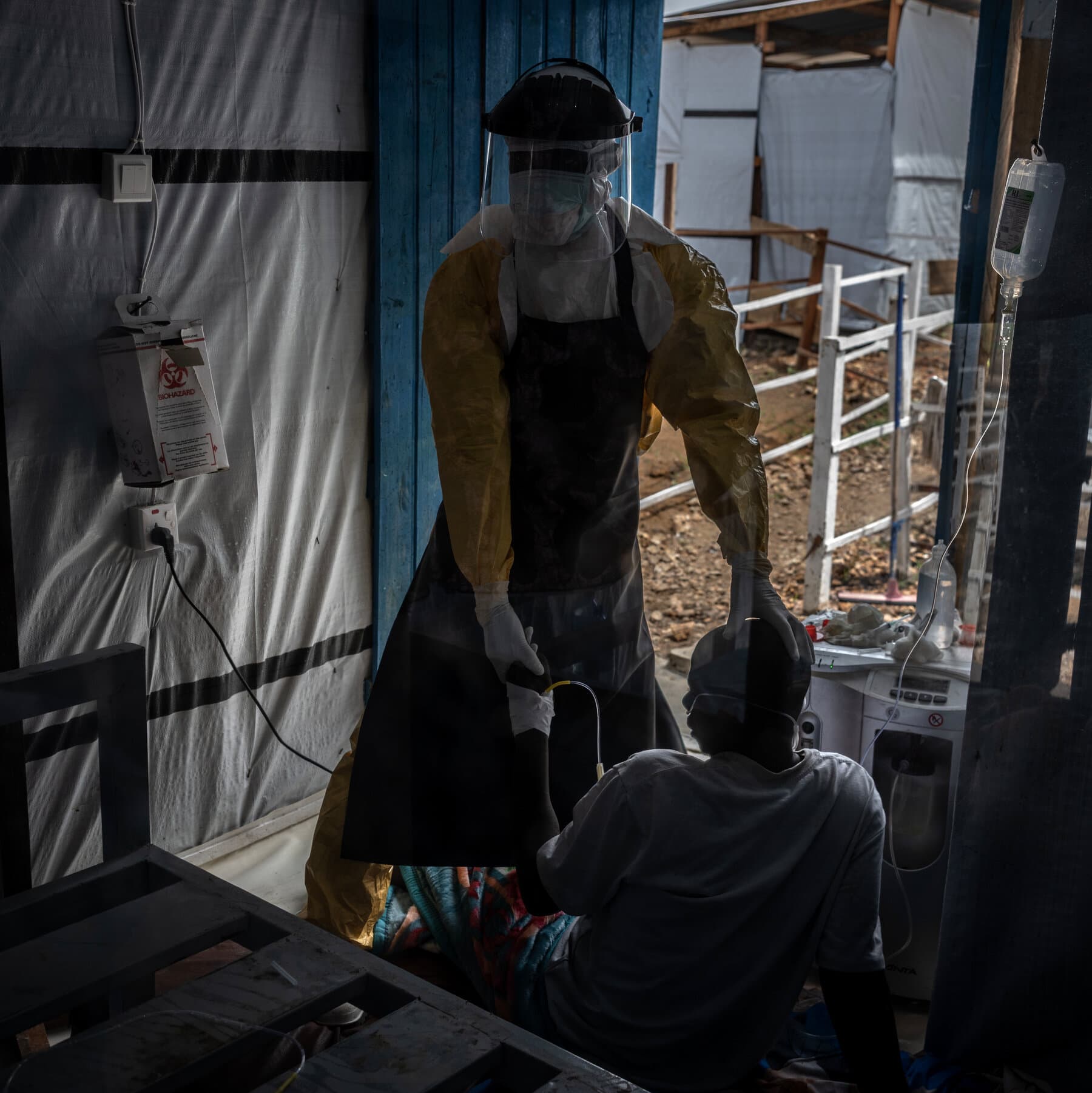 A Patient’s Final Breath in a Congolese Ebola Ward