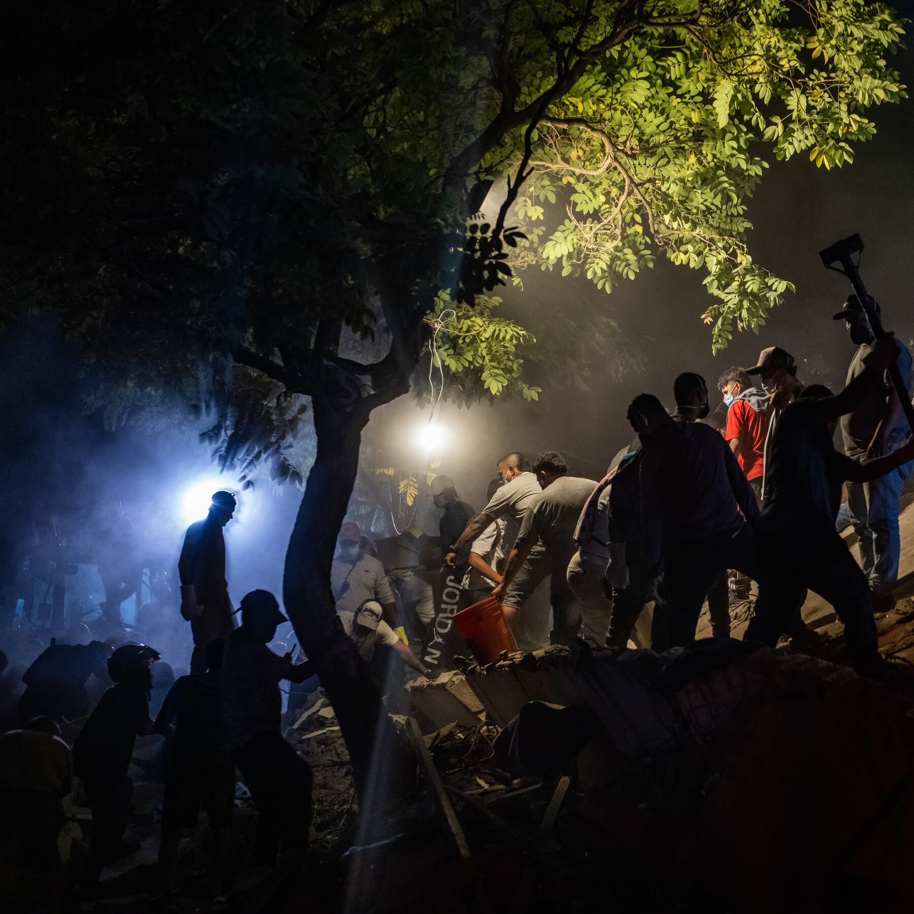 After Deadly Earthquake in Colombia, a Late-Night Hunt for Survivors