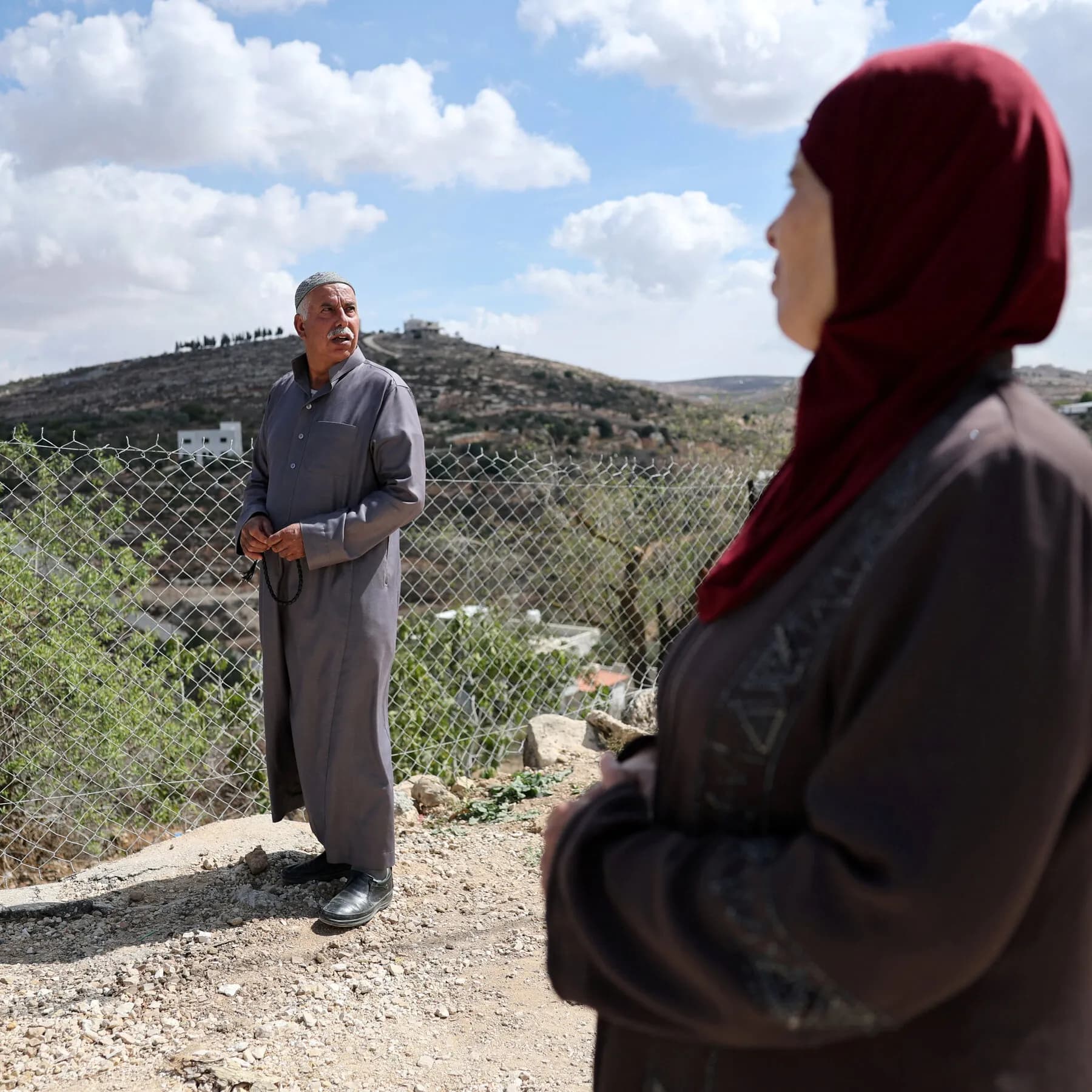 Israeli Settlers Stop Soldiers From Returning Palestinians to Their Home
