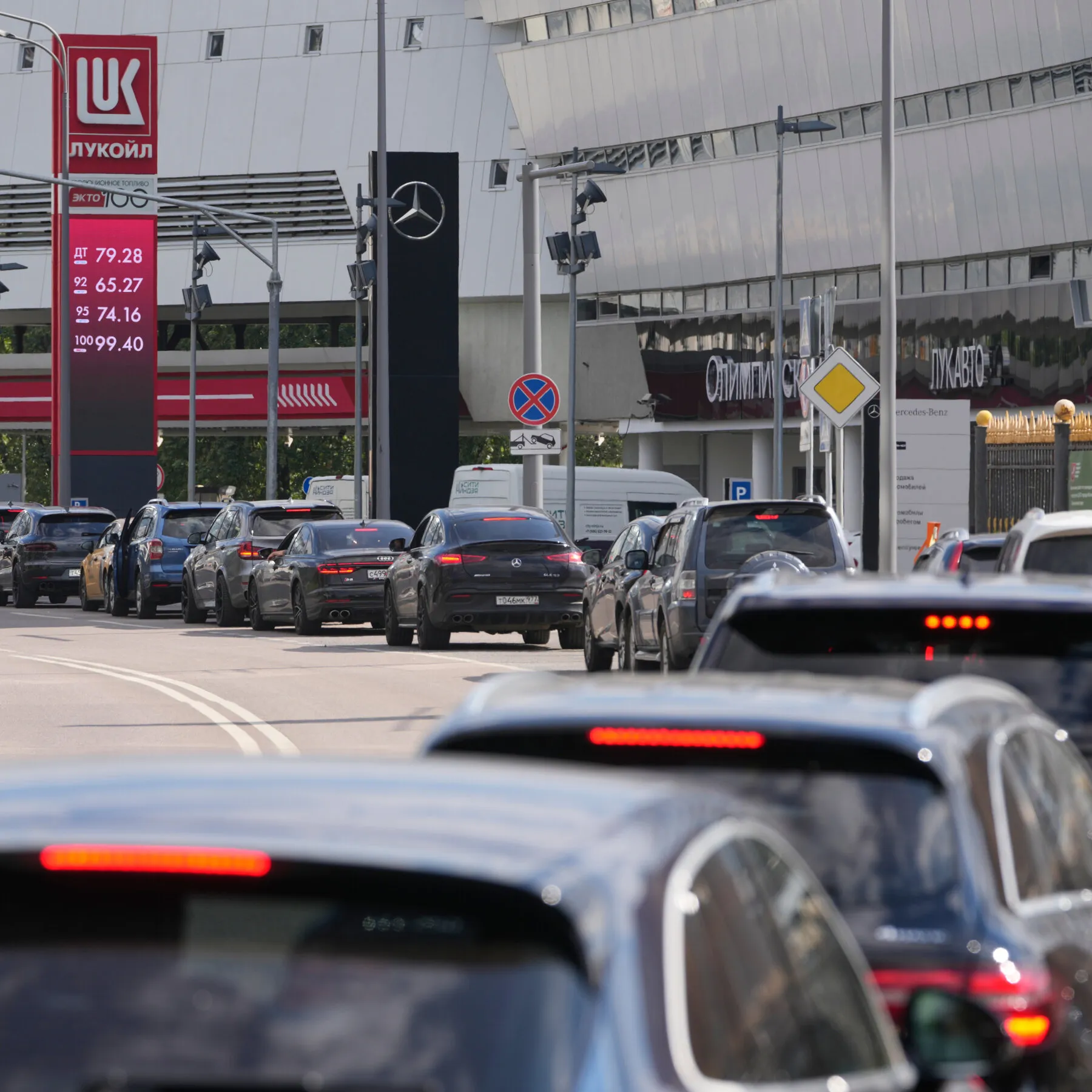 Russians Snap Up Chinese E.V.s as Ukrainian Attacks Make Fuel Scarce