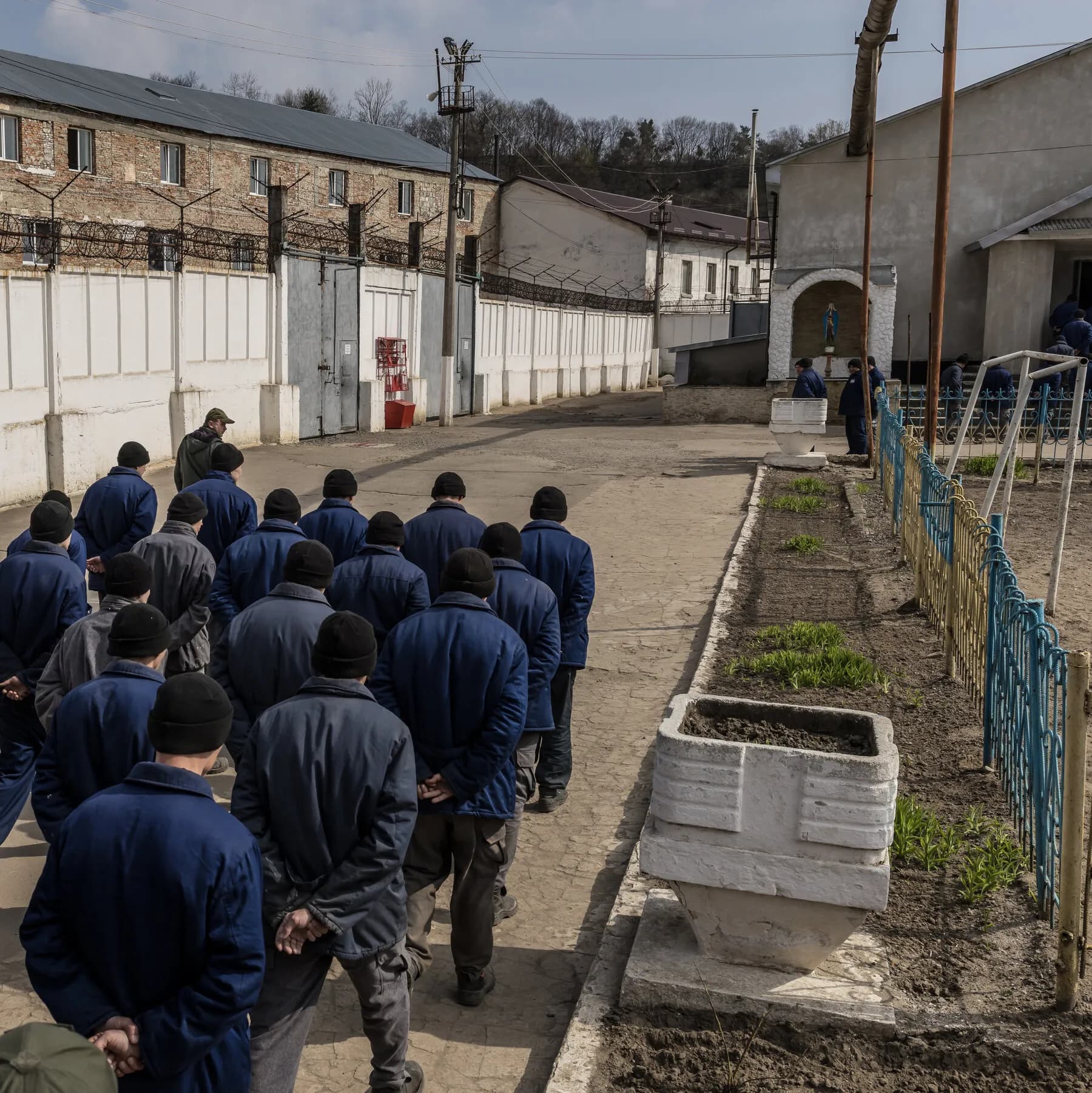 To Work With P.O.W.s, Ukrainians Suppress Feelings About the Enemy