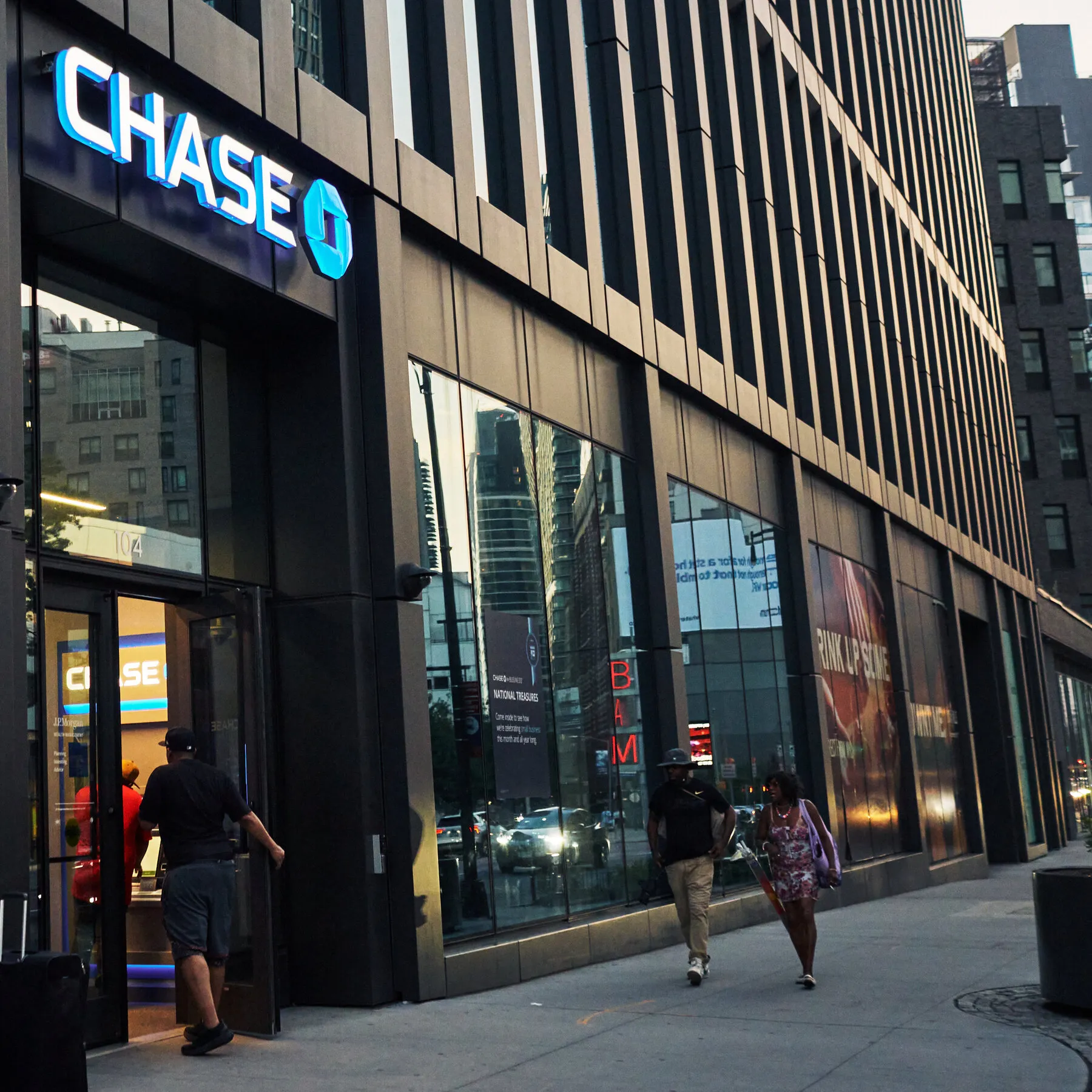 Higher Interest Rates Take Bite Out of JPMorgan’s Profits