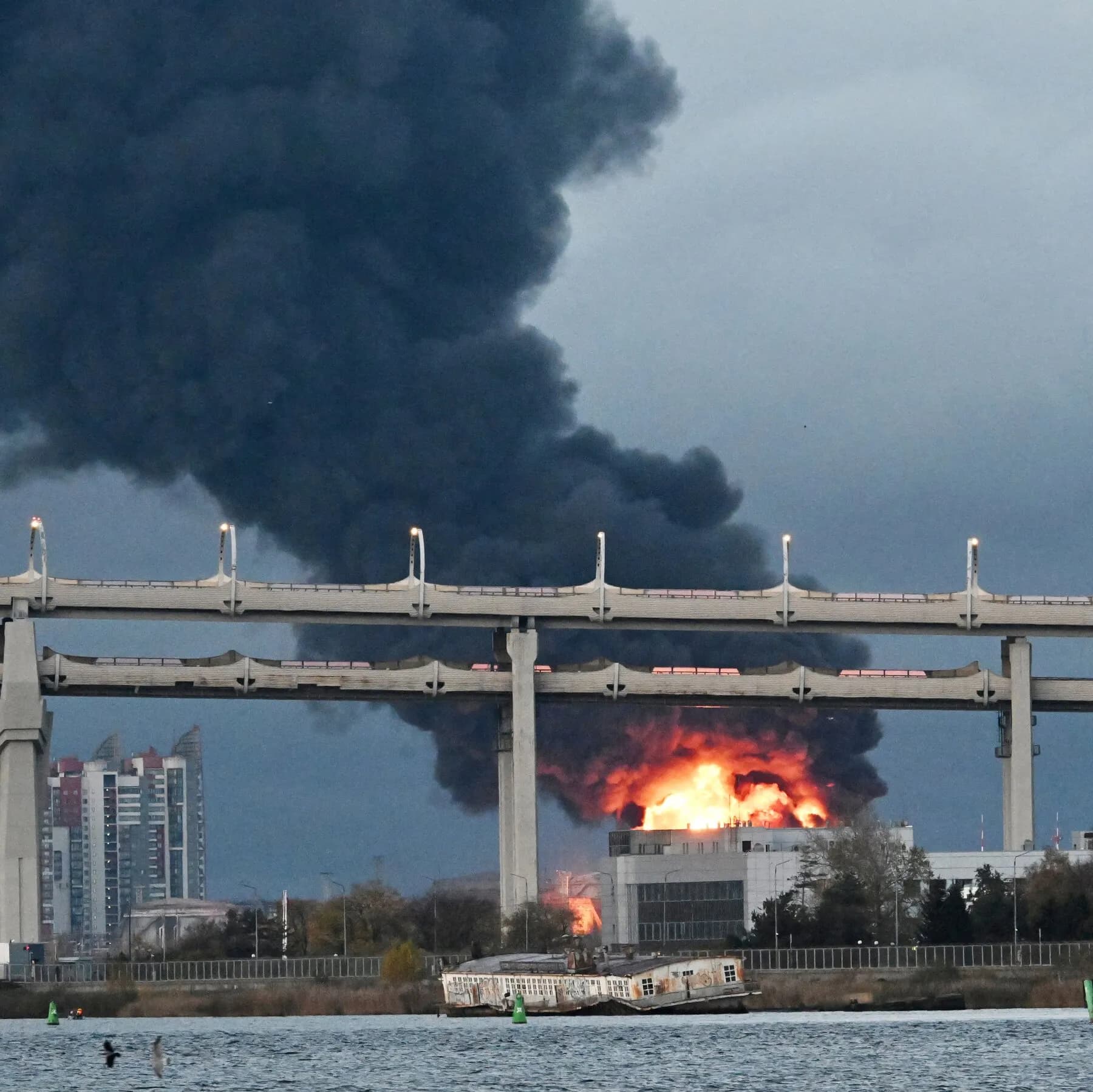 Ukraine Strikes Russian Oil Terminal, as Starshield Disruptions Persist